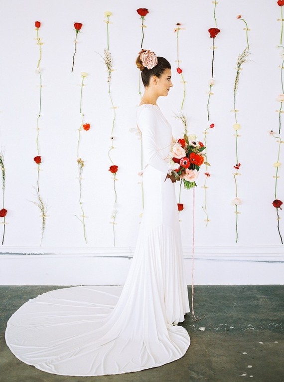 Portrait de mariée élégante avec robe moderne pour cérémonie de vœux de mariage moderne