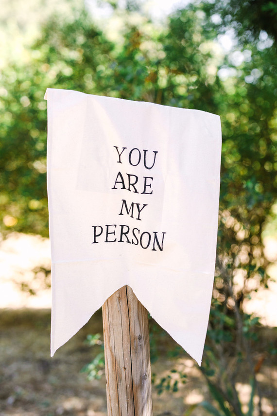 Project Darling : Un mariage vert émeraude enchanté et boisé à Julian avec une incroyable histoire