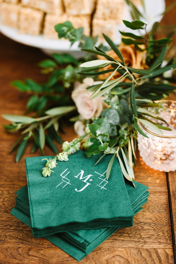 Project Darling : Un mariage vert émeraude enchanté et boisé à Julian avec une incroyable histoire