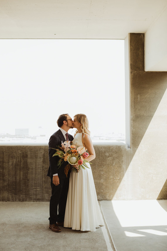 Mariage moderne et tropical au DTLA avec des détails de designer au The Millwick