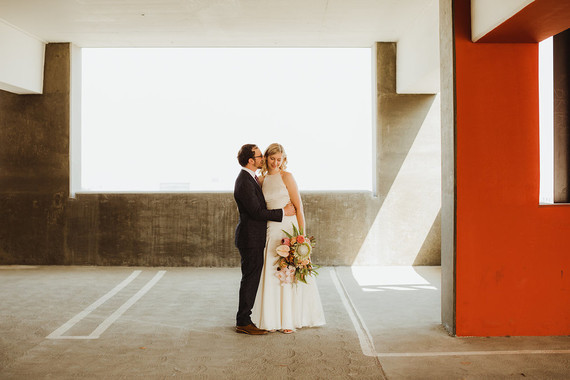 Mariage moderne et tropical au DTLA avec des détails de designer au The Millwick