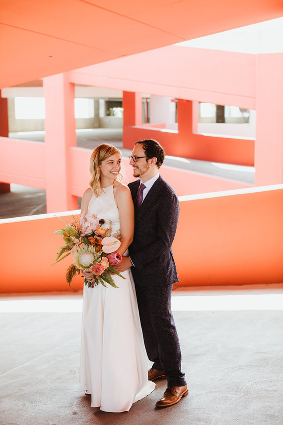 Mariage moderne et tropical au DTLA avec des détails de designer au The Millwick