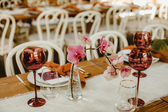 Mariage moderne et tropical au DTLA avec des détails de designer au The Millwick