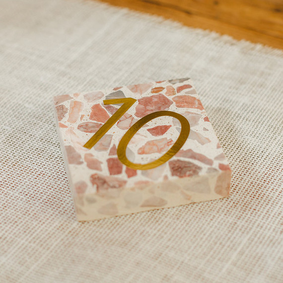 numéros de table en terrazzo