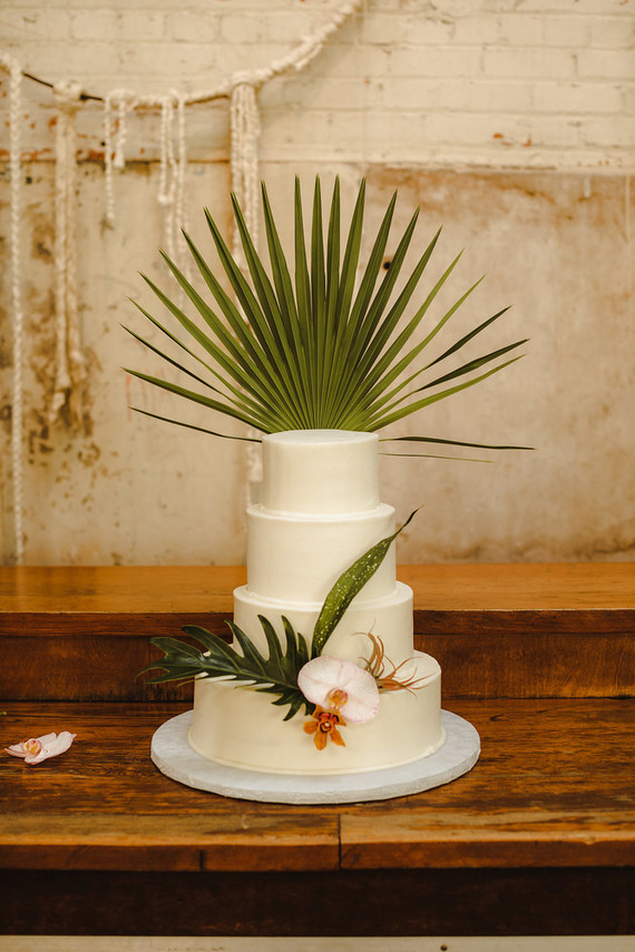 Mariage moderne et tropical au DTLA avec des détails de designer au The Millwick