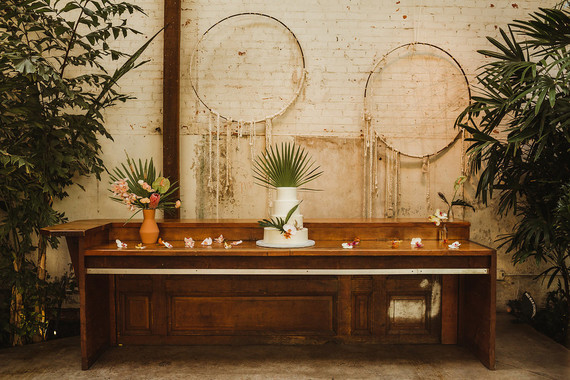 Mariage moderne et tropical au DTLA avec des détails de designer au The Millwick