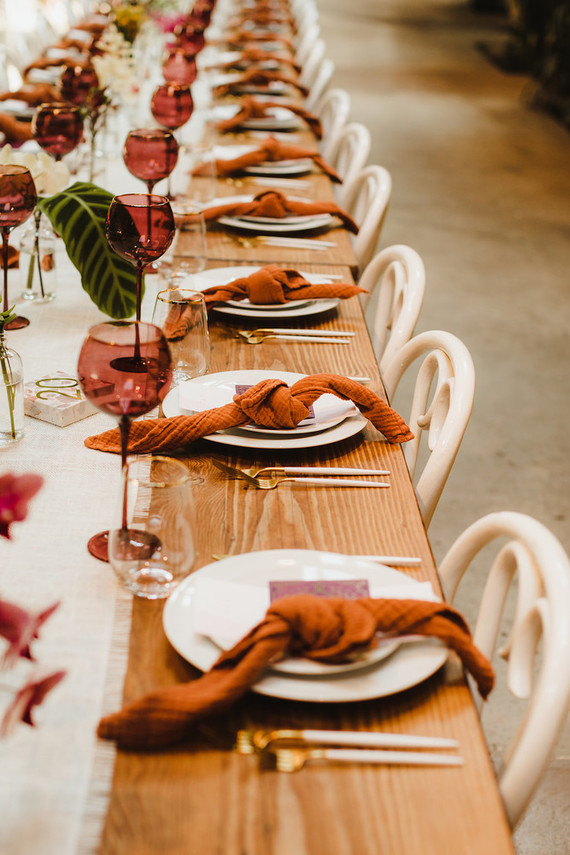 Mariage moderne et tropical au DTLA avec des détails de designer au The Millwick