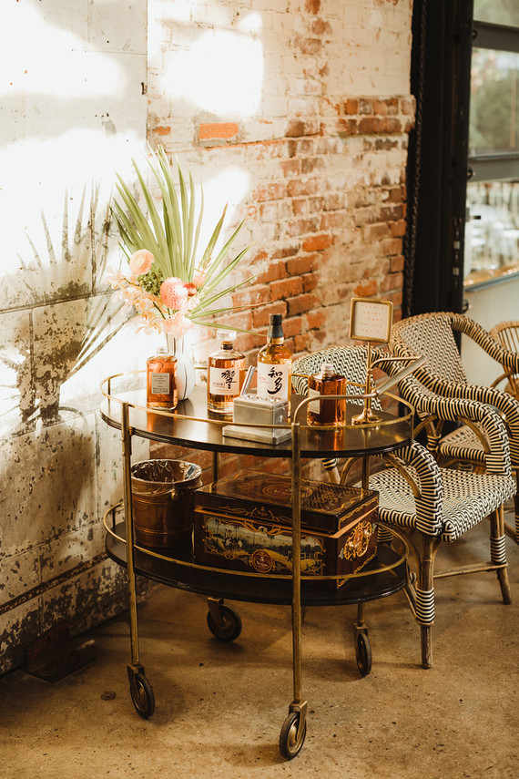 Mariage moderne et tropical au DTLA avec des détails de designer au The Millwick