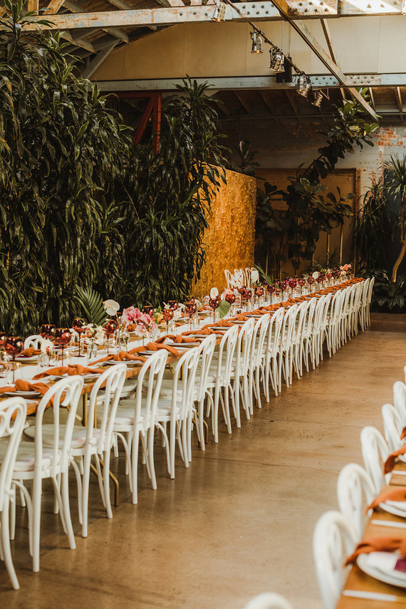 Mariage moderne et tropical au DTLA avec des détails de designer au The Millwick