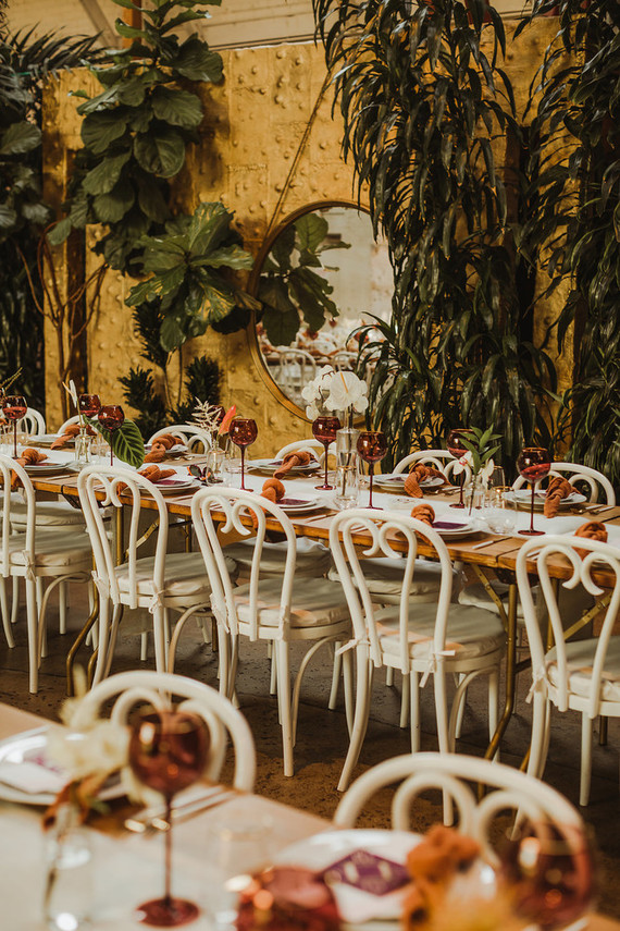 Mariage moderne et tropical au DTLA avec des détails de designer au The Millwick