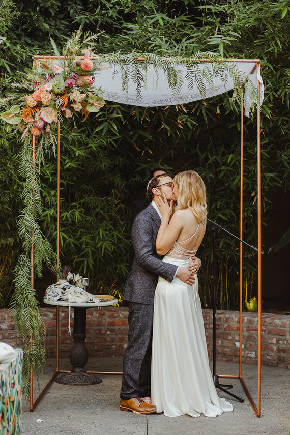 Mariage moderne et tropical au DTLA avec des détails de designer au The Millwick