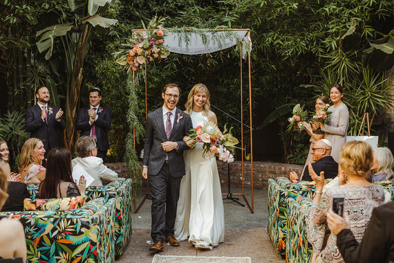 Mariage moderne et tropical au DTLA avec des détails de designer au The Millwick