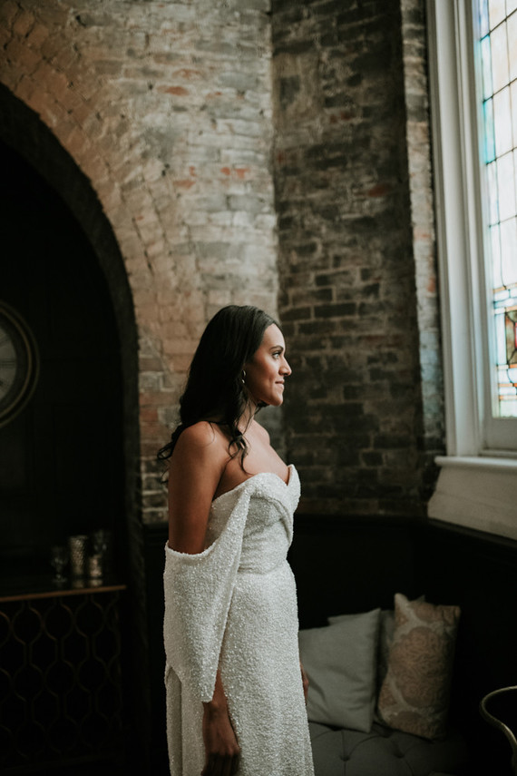 Mariage d'hiver urbain tout en blanc à Cincinnati