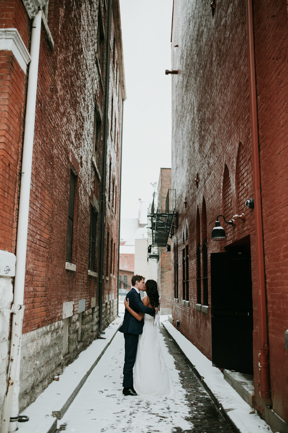 Mariage d'hiver urbain tout en blanc à Cincinnati