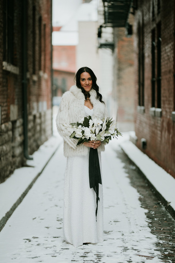 Mariage d'hiver urbain tout en blanc à Cincinnati