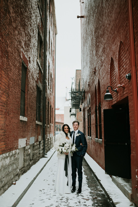 Mariage d'hiver urbain tout en blanc à Cincinnati