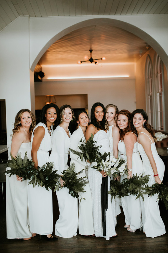 Mariage d'hiver urbain tout en blanc à Cincinnati