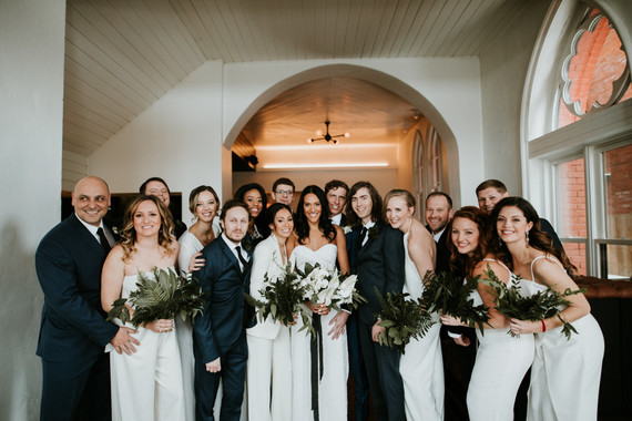 Mariage d'hiver urbain tout en blanc à Cincinnati