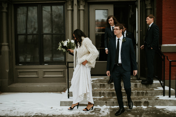 Mariage d'hiver urbain tout en blanc à Cincinnati