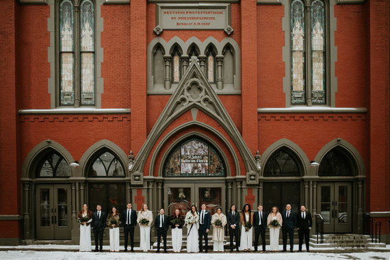 Mariage d'hiver urbain tout en blanc à Cincinnati