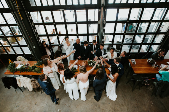 Mariage d'hiver urbain tout en blanc à Cincinnati