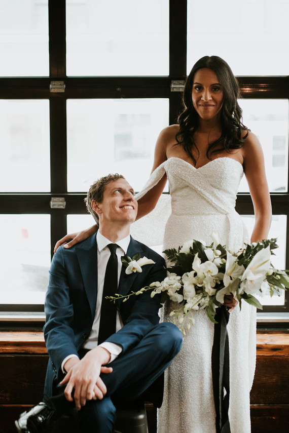 Mariage d'hiver urbain tout en blanc à Cincinnati