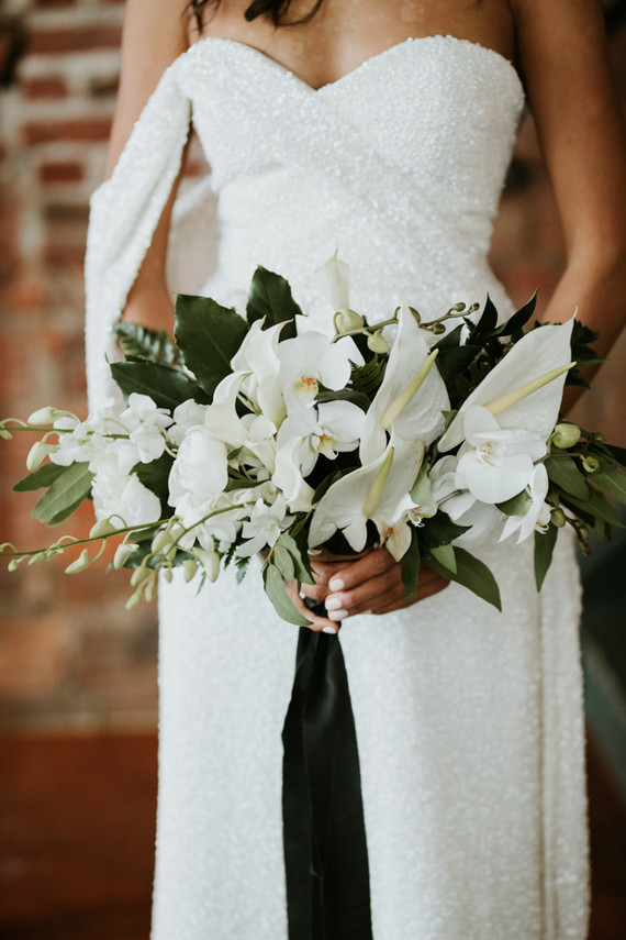 Mariage d'hiver urbain tout en blanc à Cincinnati