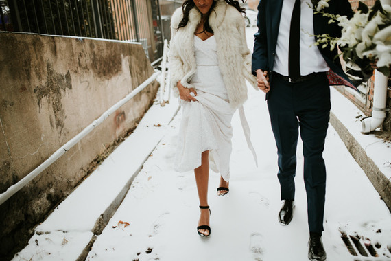 Mariage d'hiver urbain tout en blanc à Cincinnati
