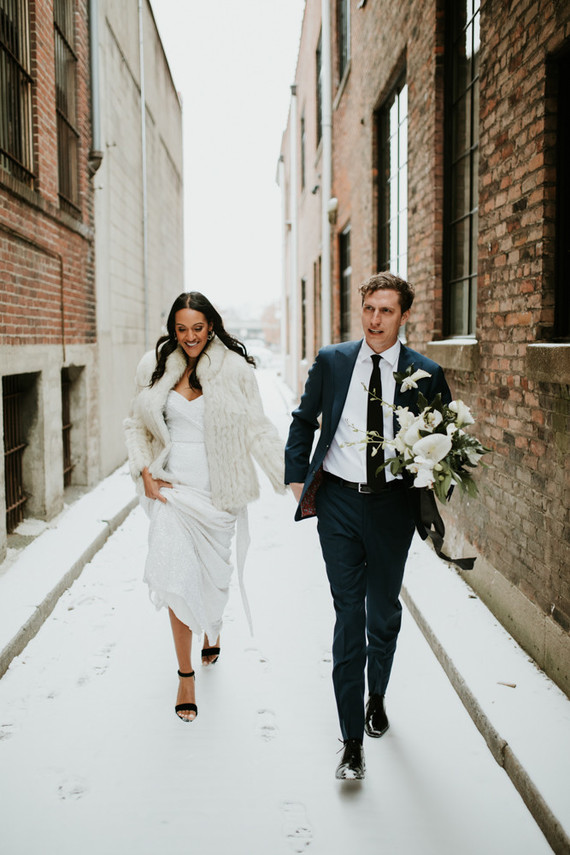 Mariage d'hiver urbain tout en blanc à Cincinnati