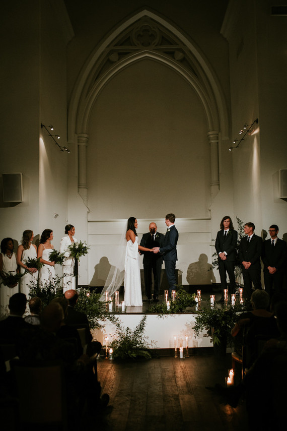 Mariage d'hiver urbain tout en blanc à Cincinnati