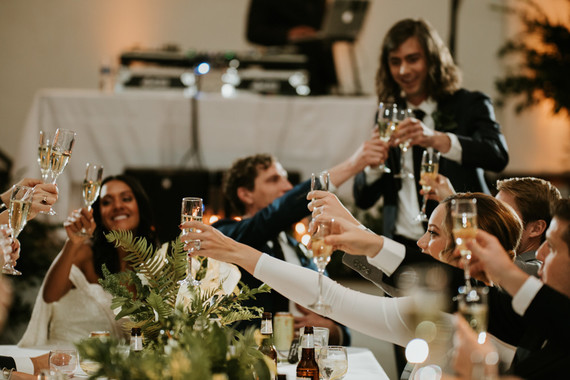 Mariage d'hiver urbain tout en blanc à Cincinnati