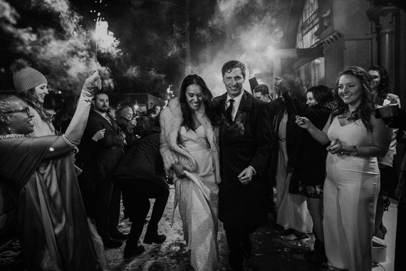 Mariage d'hiver urbain tout en blanc à Cincinnati