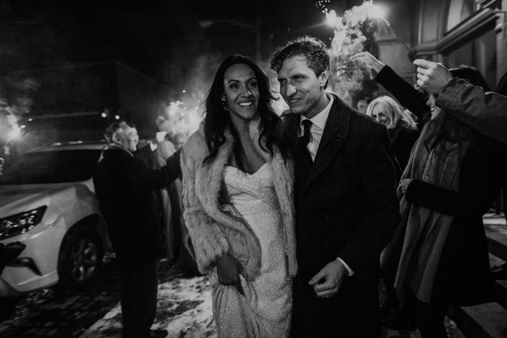 Mariage d'hiver urbain tout en blanc à Cincinnati
