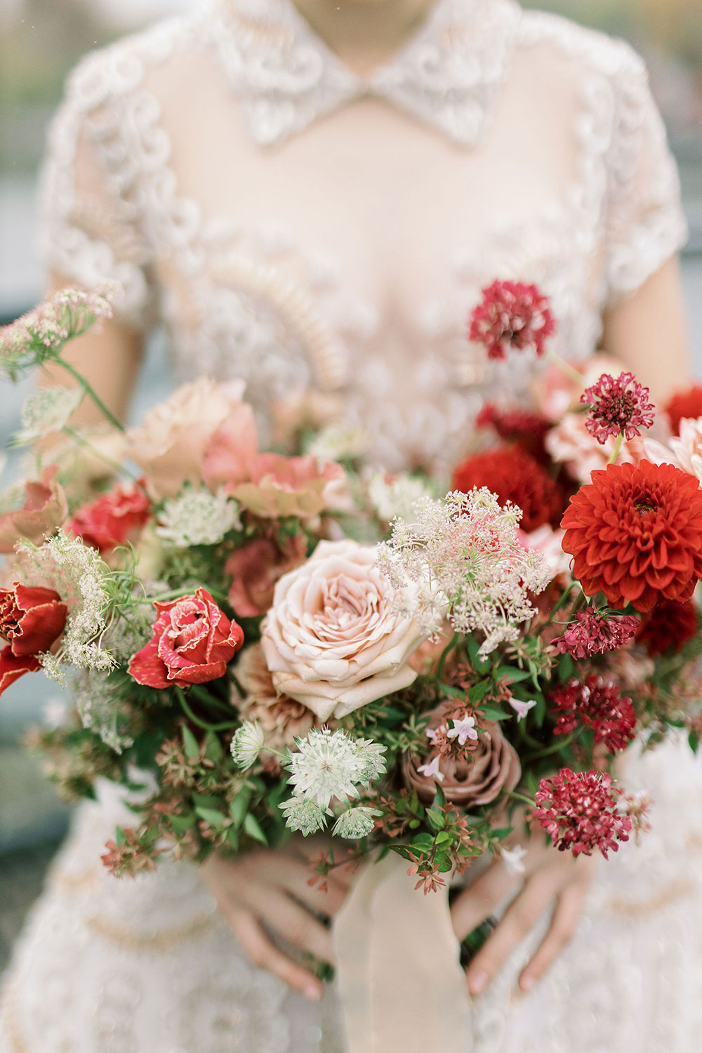 Séance photo romantique en robe de soirée mariage à Paris