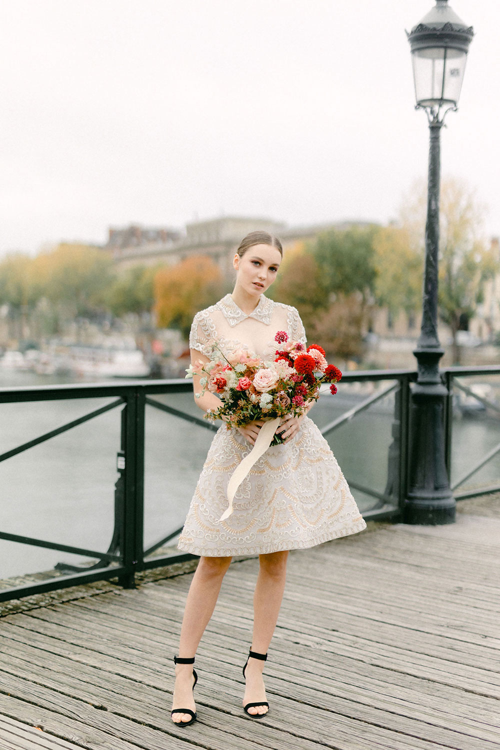 Couple romantique en robe de soirée mariage dans les rues de Paris