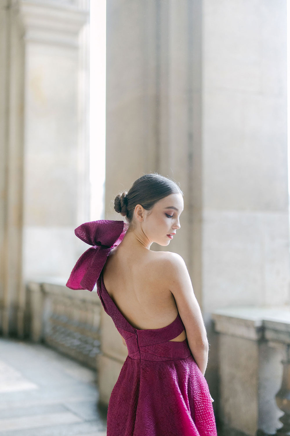Bouquet BayaFlor assorti à une robe de soirée mariage chic à Paris