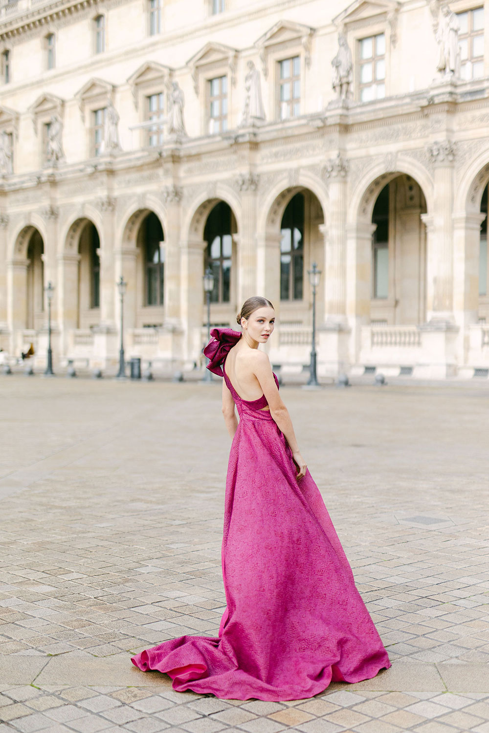 Nœud romantique sur robe de soirée mariage à Paris