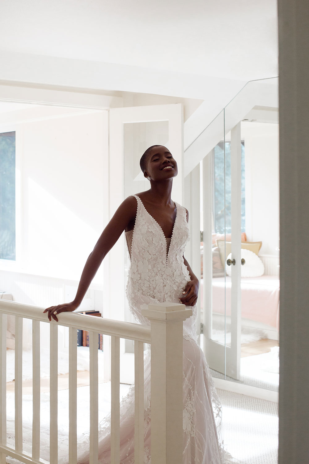 Future mariée essayant sa robe pour mariage Maggie Sottero dans un cadre enchanteur