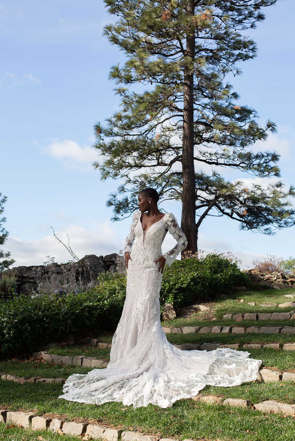 Modèle Cruz robe pour mariage sirène avec manches bouffantes dramatiques