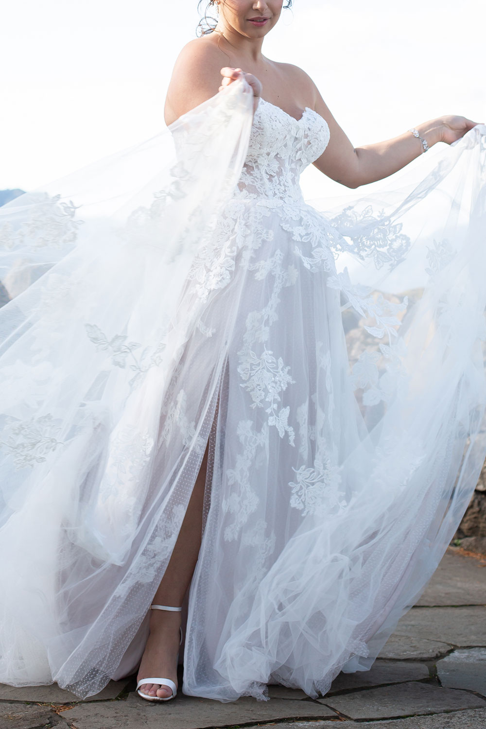 Mariée en robe Carson dans un jardin romantique avec bouquet de fleurs
